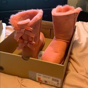 Uggs - NEW Bailey bow